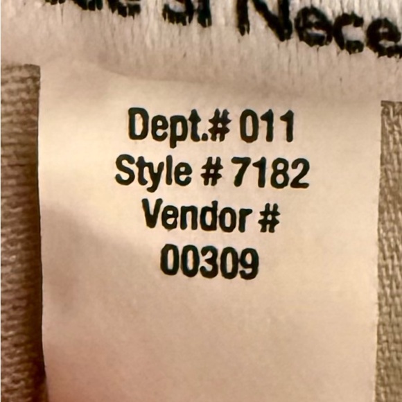 Eddie Bauer Women’s Khaki Shorts Wrinkle Resistant 100% Cotton 10” inseam Sz 22W - Picture 8 of 10